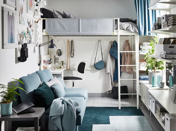 Monolocale arredato nei toni del grigio, verde e bianco, con letto a soppalco e piano scrivania – IKEA