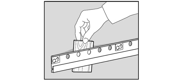 Monteer wiggen tussen muur en IKEA afwerkingsrail.