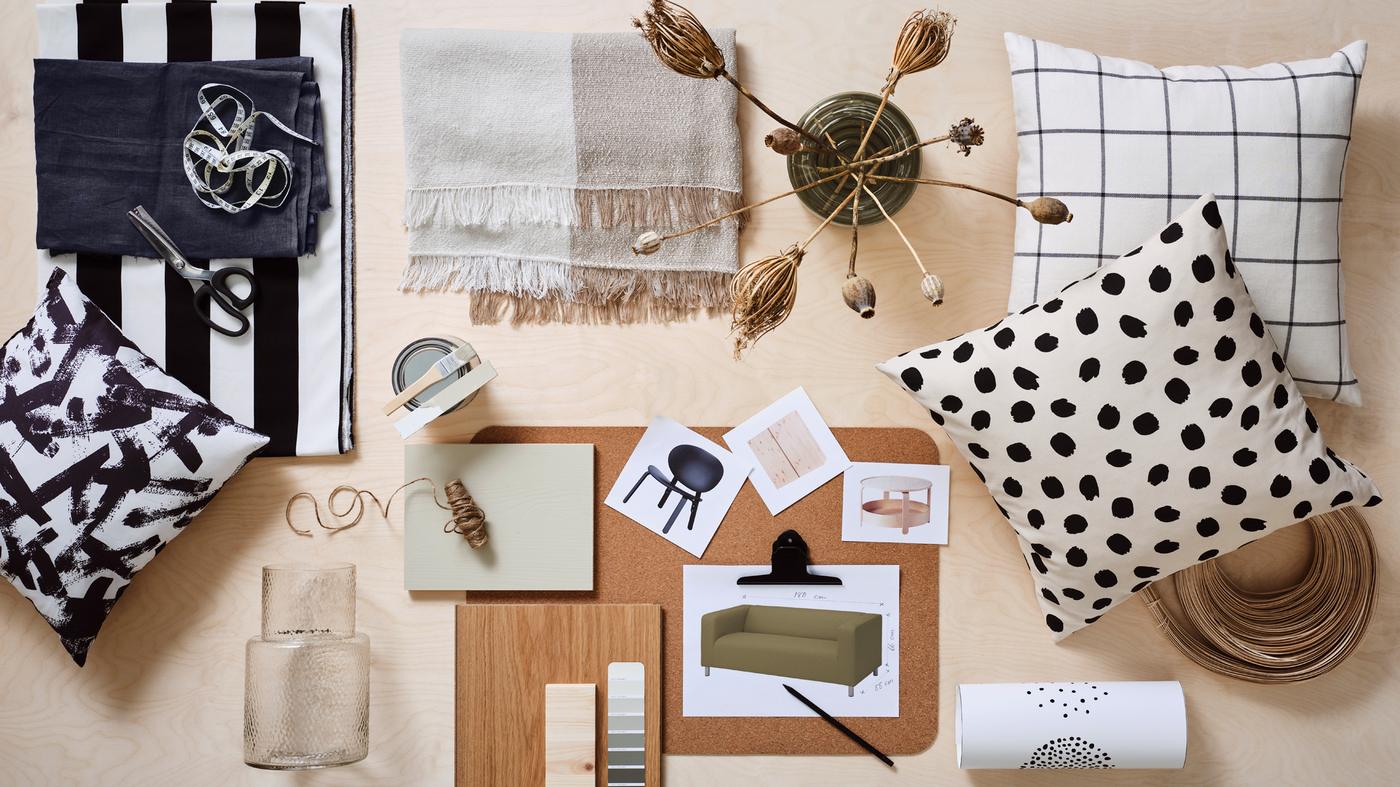 Mood board disposto com imagens de móveis, almofadas, duas jarras de vidro KONSTFULL, tecidos e outras amostras de materiais.
