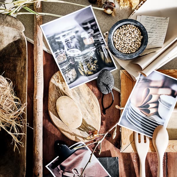 Mood board obsahující mramorovou paličku/hmoždíř ÄDELSTEN, kuchyňské prkénko FASCINERA z akácie a bukovou vidličku a lžíci RÖRT.
