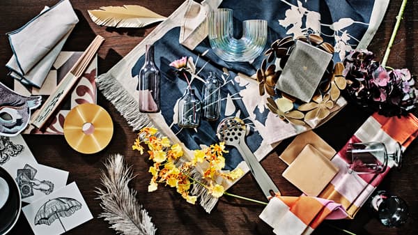 Mood board s vázou perleťové barvy RÄFFELBJÖRK a sadou tří váz NIMTRÄD v provedení fialová, světle šedomodrá a černohnědá.