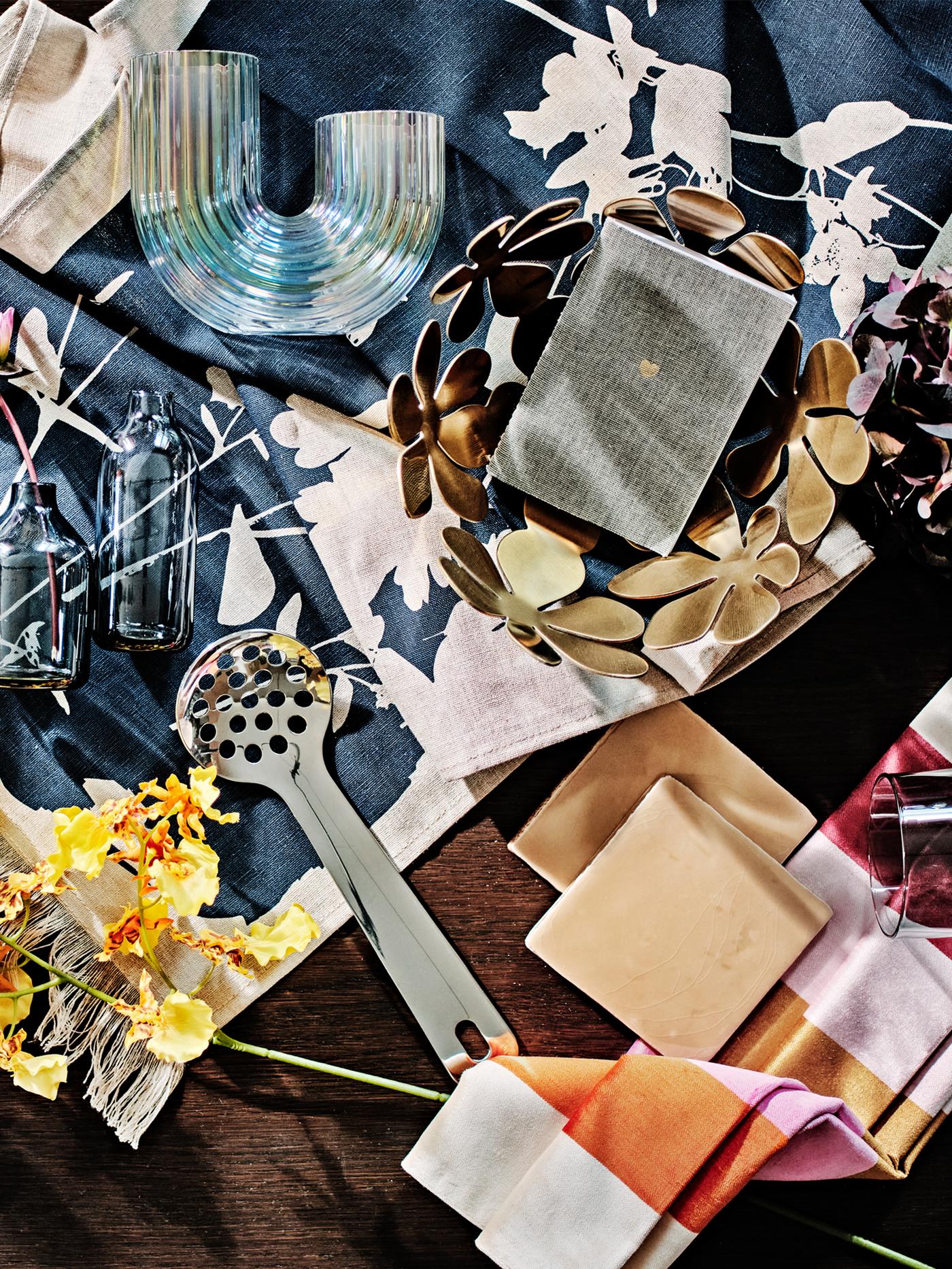 Moodboard avec vase RÄFFELBJÖRK nacré et bol doré STOCKHOLM.