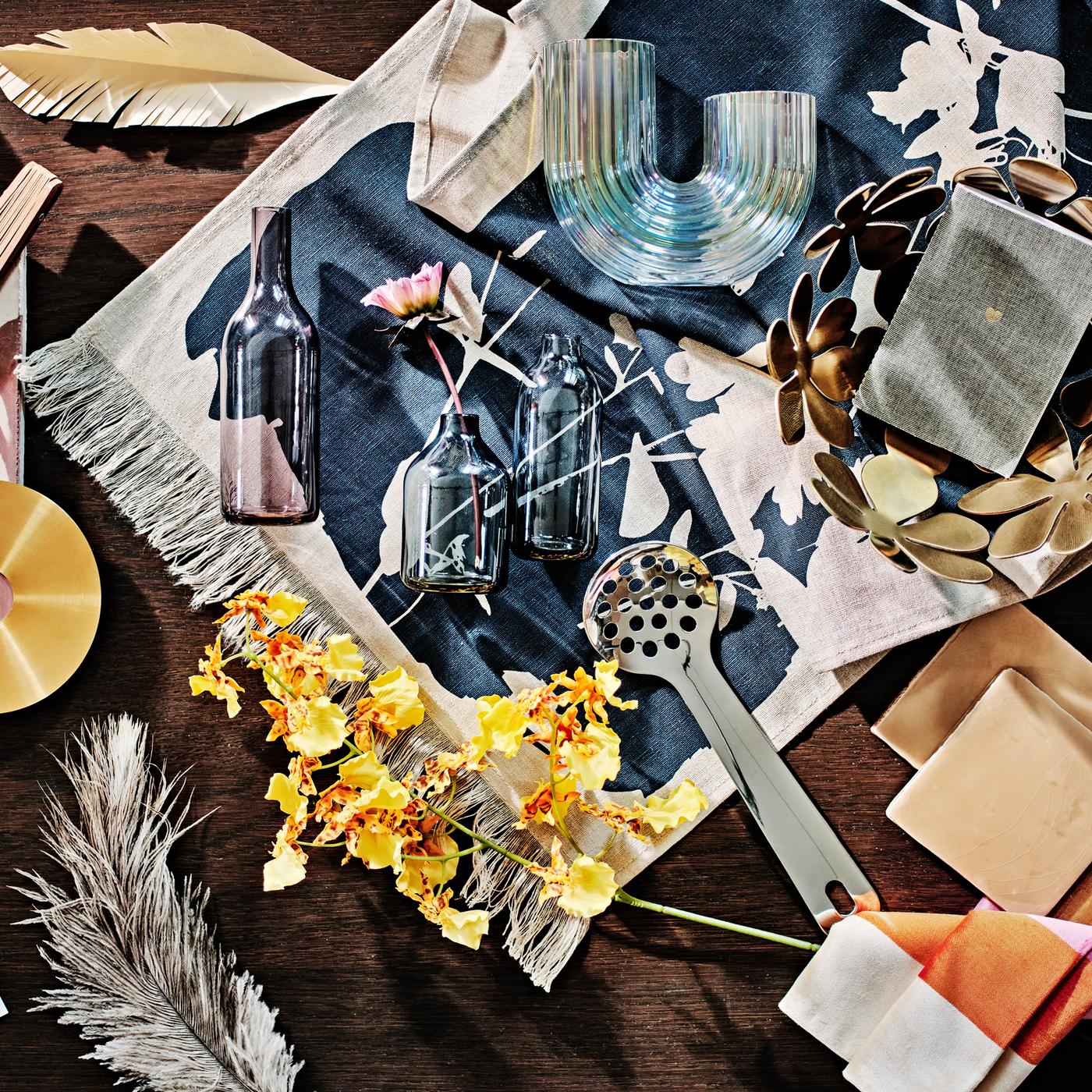 Moodboard avec vase RÄFFELBJÖRK nacré et vases NIMTRÄD en mauve/gris-bleu clair/noir-bleu (ensemble de 3).