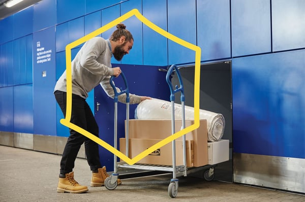 Moški prevzema svoje naročilo v omaricah za prevzem IKEA.