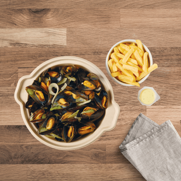 Mosselen met frietjes op tafel
