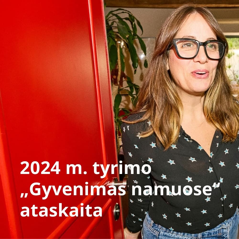 Moteris atidaro raudonas duris