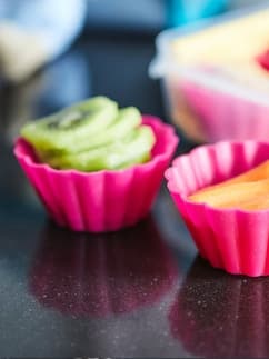 Motlles de silicona per a forn, ideals per preparar postres individuals com magdalenes o pastissets.