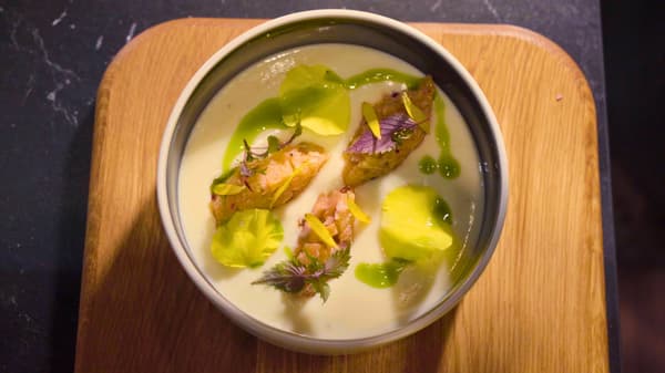 Mousseline van Comté kaas met een tartaar van koudgerookte zalm en groene kruidenolie