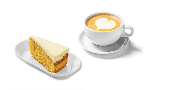 Mrkvový dort na talířku a cappucino