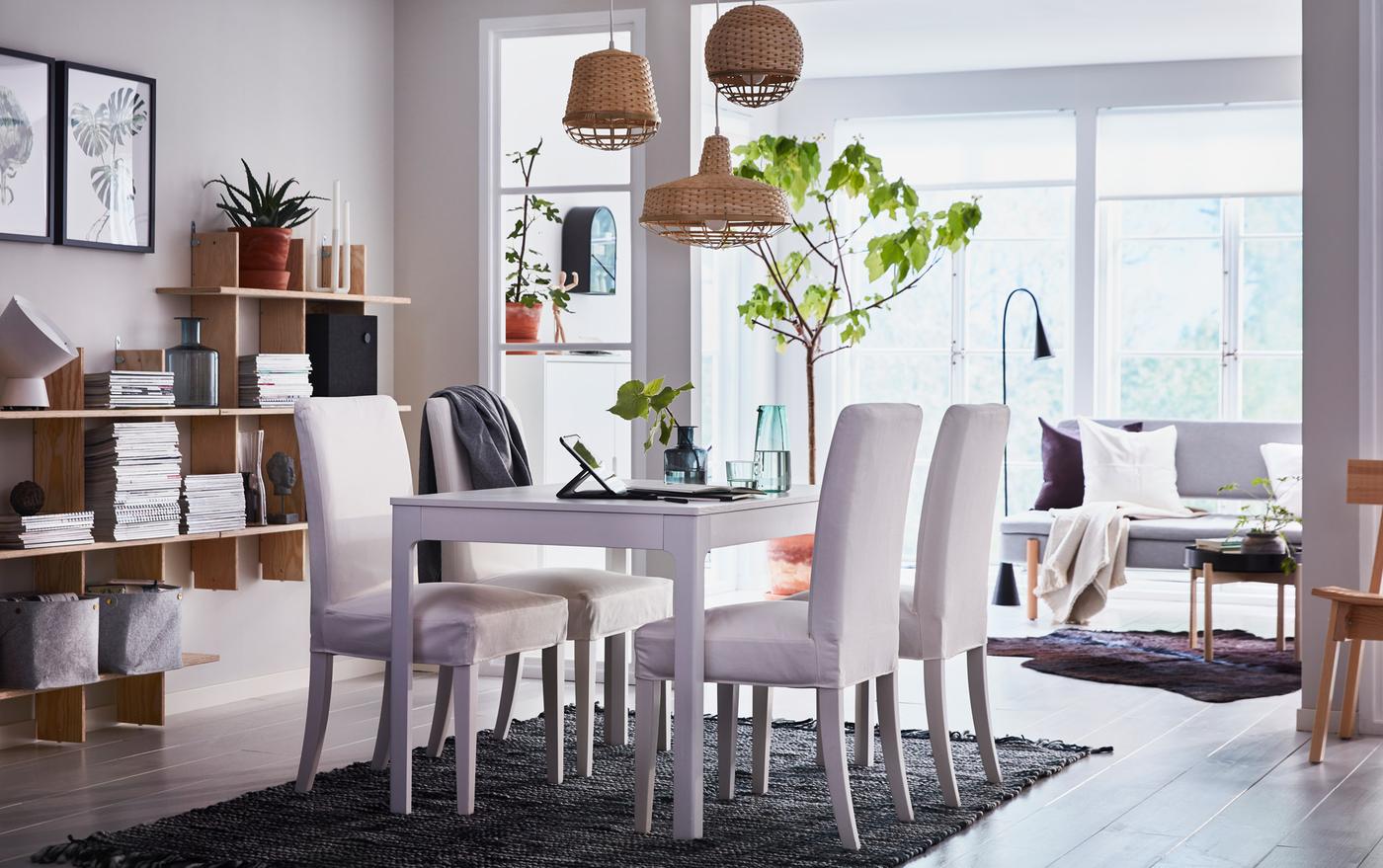 مساحة طعام بيج، وأسود وأبيض في مساحة جلوس مفتوحة مع كراسي منجّدة لون أبيض وطاولة قابلة للتمديد EKEDALEN.