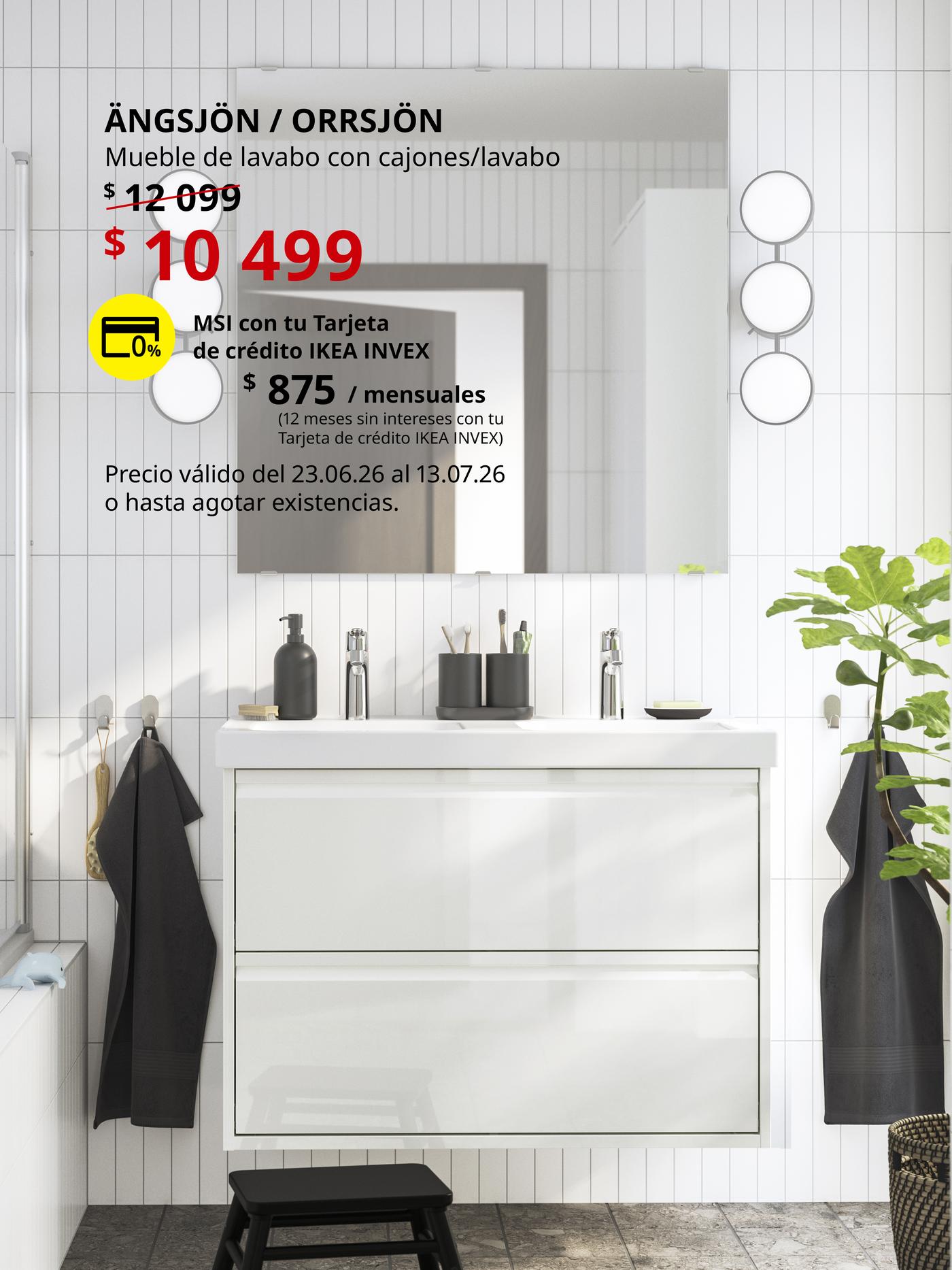 Mueble de lavabo ÄNGSJÖN con lavabo ORRSJÖN en baño moderno con espejo, accesorios y decoración natural
