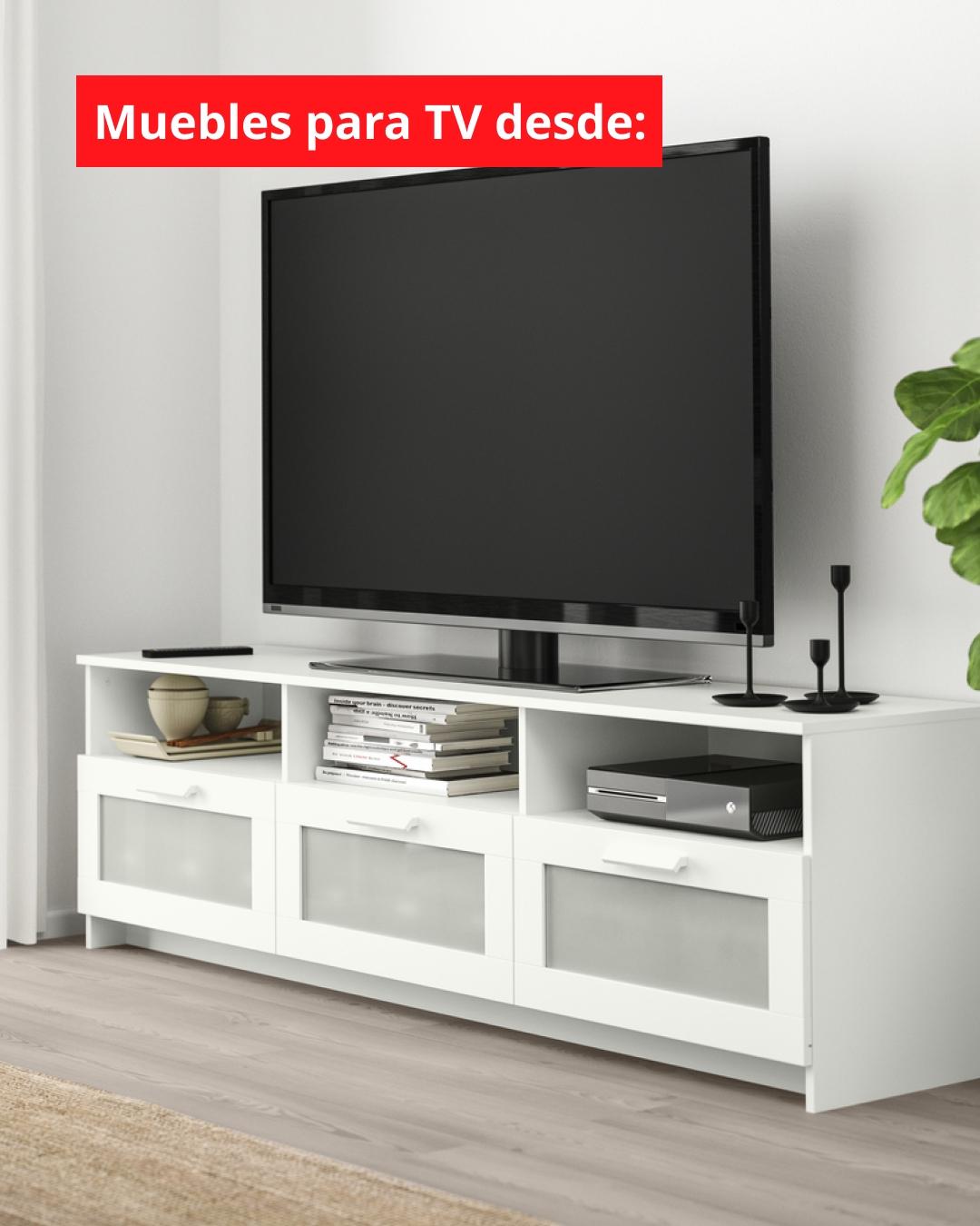 Mueble para TV blanco bajo un televisor