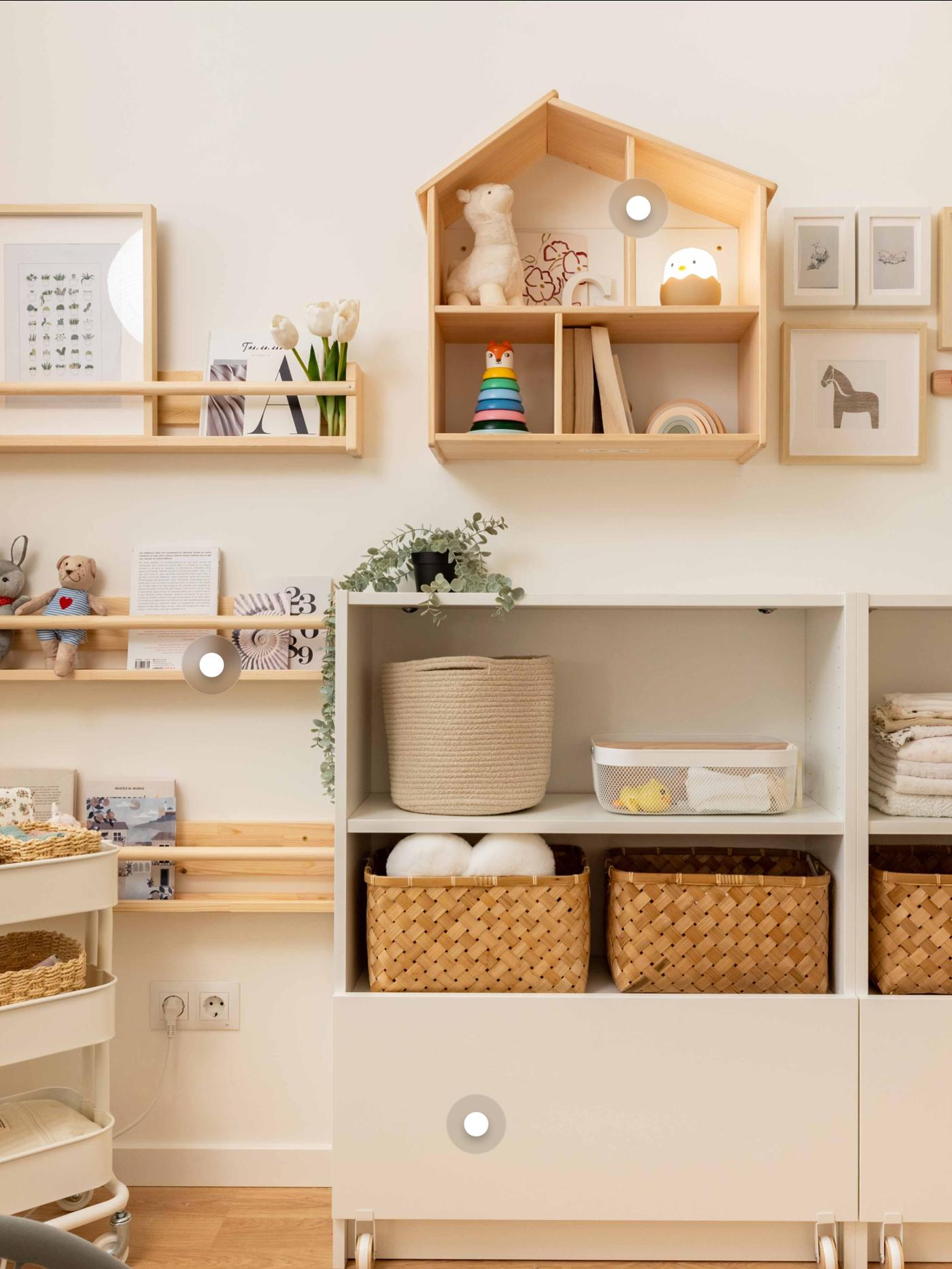 Muebles de almacenaje como casita de madera bebé, carrito o estanterías