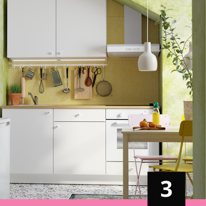 Muebles de cocina altos y bajos en color blanco de la serie Knoxhult con encimera en madera