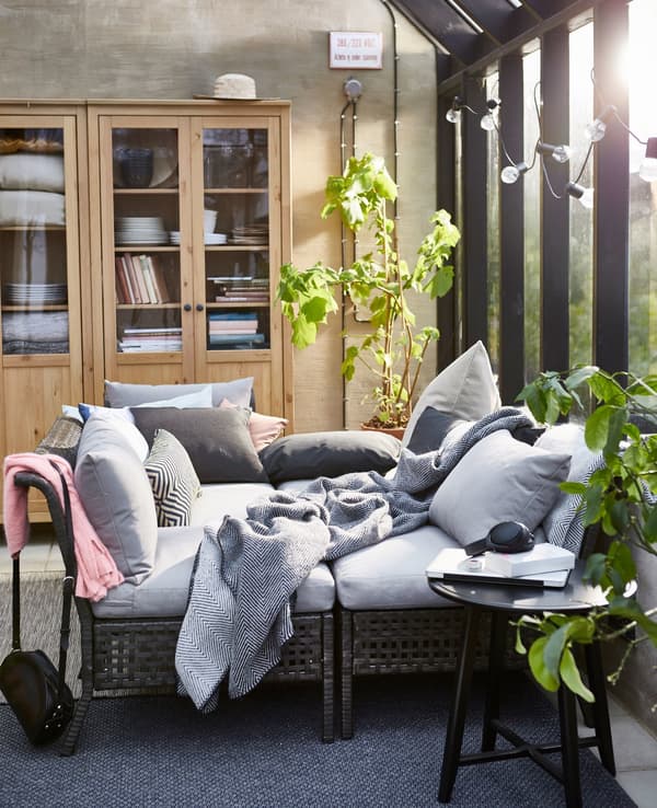 Muebles de exterior combinados formando un diván de IKEA.