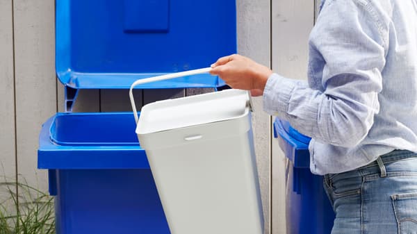Mülleimer täglich leeren für Küchenhygiene.