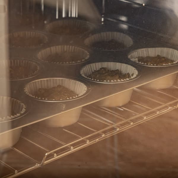 Muffin ai formaggi in cottura in forno.