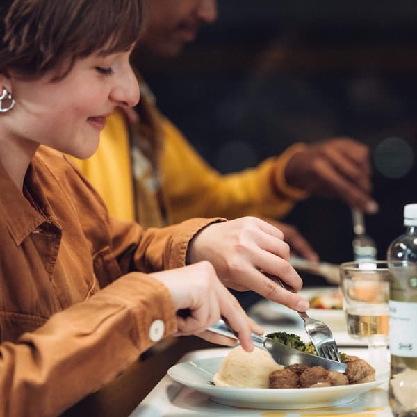 Mujer comiendo un plato principal en IKEA