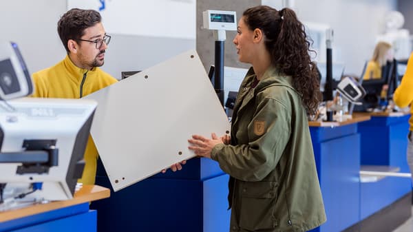mujer devolviendo un artículo defectuoso