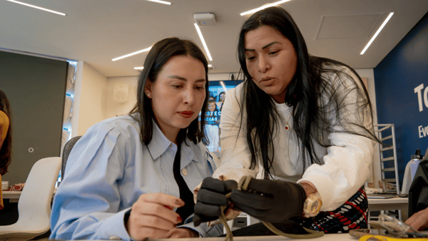 Mujer enseñando como realizar un llavero tejido a mano para la colección RUNDARE.