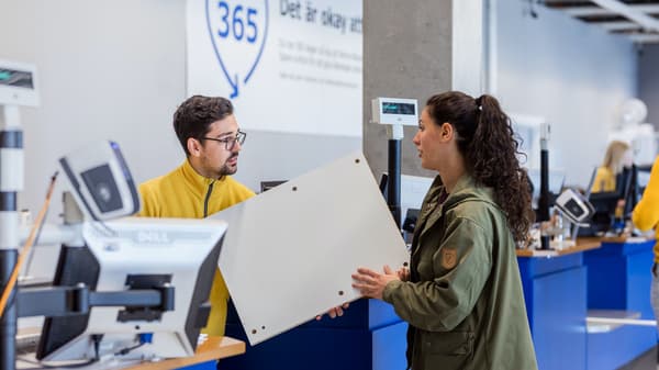Mujer haciendo una devolución en una tienda IKEA