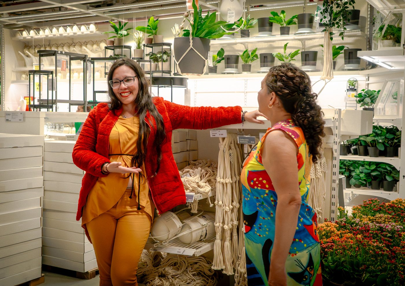 Mujer posando con cuelga-plantas tejido exhibido de la colección RUNDARE 2026