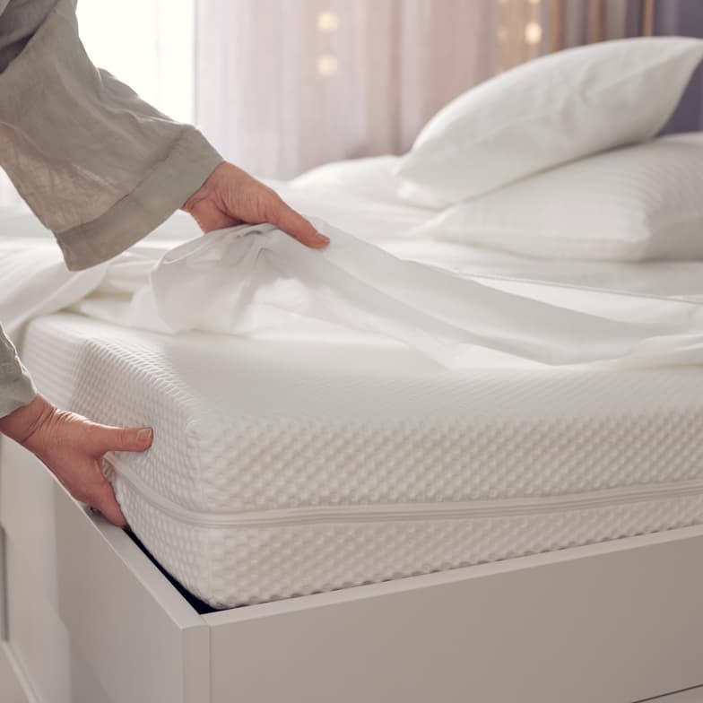 Mujer tendiendo la cama