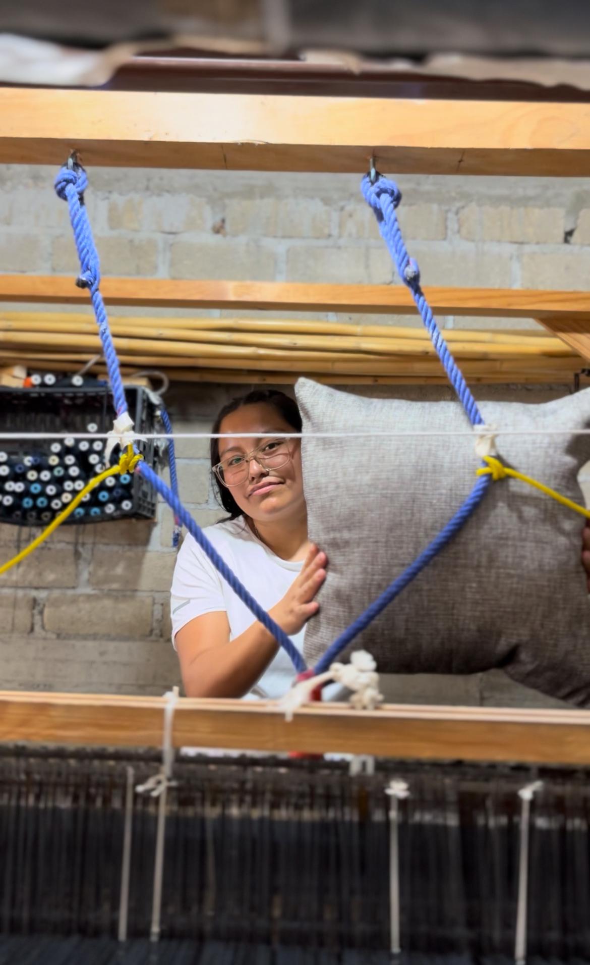 Mujer trabajando en taller de producción de textiles