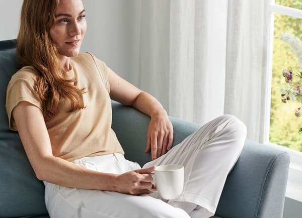 Mulher sentada num cadeirão