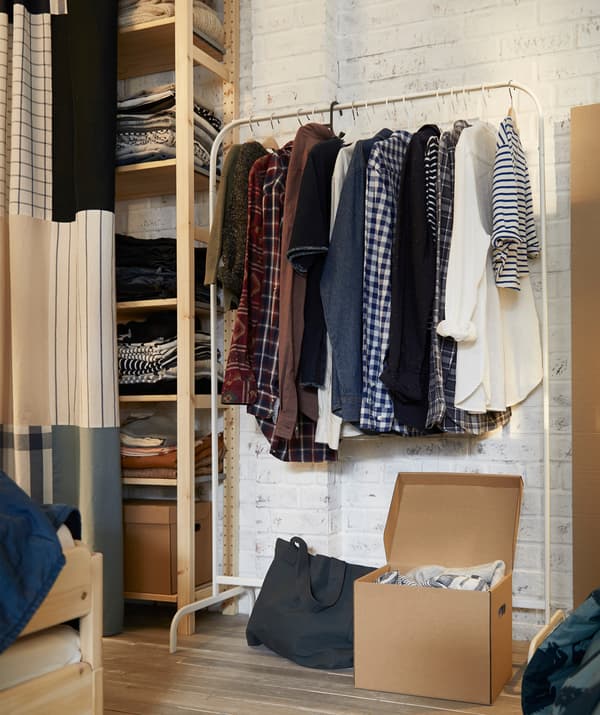 ดูแลเสื้อผ้าของคุณด้วยการผึ่งลมแทนการซัก แขวนไว้บนราวแขวนผ้า ลองใช้ราวแขวนผ้า MULIG/มูลิก สีขาว ของอิเกีย