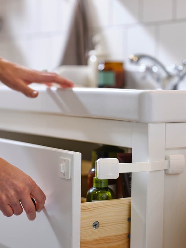 Multifunkčná poistka UNDVIKA na zásuvke kúpeľňovej skrinky.