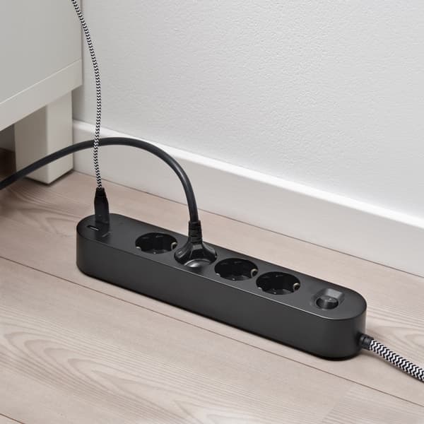 Multiprise noire avec un câble branché