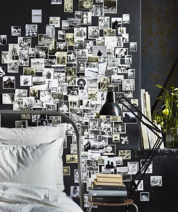 Mur de chambre à coucher couvert de photos de famille en noir et blanc