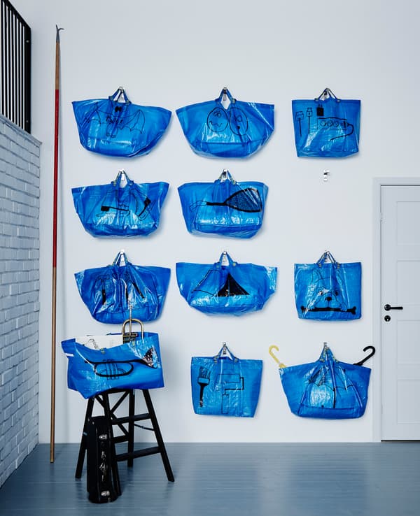 Mur de rangement pratique et pas cher réalisé avec 11 sacs bleus IKEA FRAKTA