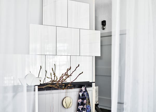 Mur décoré de carreaux blancs. Quelle est votre chambre idéale?