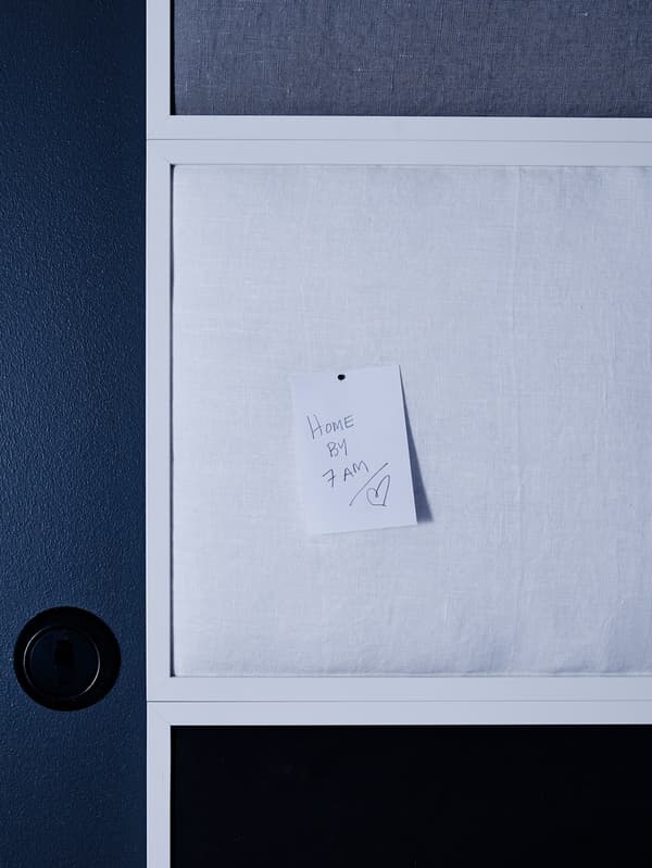 Mur insonorisé blanc, gris et bleu foncé, qui aide à créer une atmosphère apaisante dans la chambre à coucher.