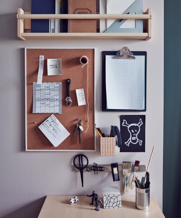 Mur organisé à côté d’un bureau, avec tablette, porte-bloc et panneau d’affichage