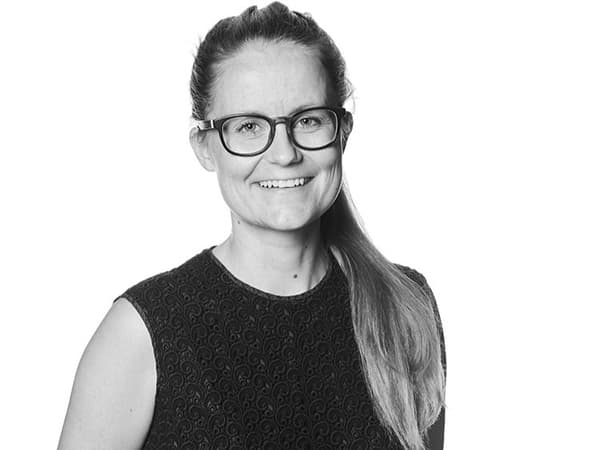Mustavalkoisessa muotokuvassa on suomalainen IKEA-suunnittelija Hanna-Kaarina Heikkilä.