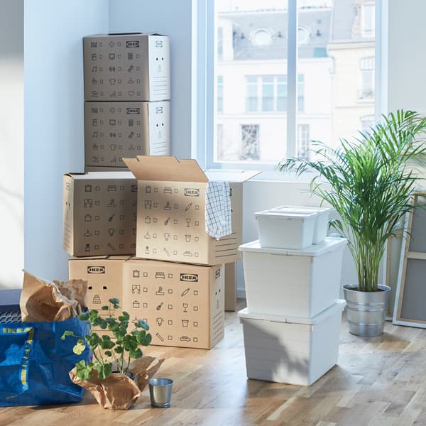 Muuttaminen on helpompaa, kun pahvisia ja muovisia muuttolaatikoita on paljon – ja lisäksi muutamia perinteisiä sinisiä IKEA-kasseja. Jos vielä merkitset sisällön, kaikki käy sujuvasti.