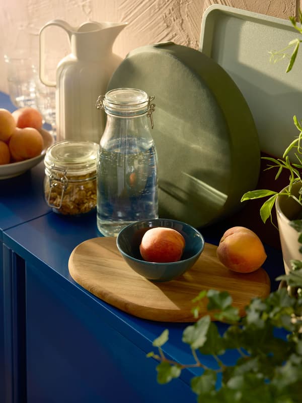 Na modrej skrinke SUNDSÖ je termoska TAGGÖGA a dózy KORKEN.