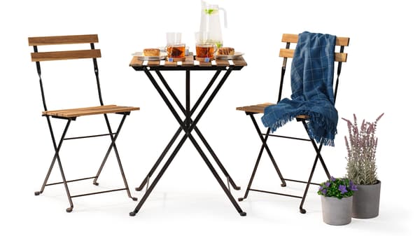Na obrázku je koláž venkovního nábytku IKEA v hnědé barvě.