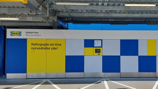 Na obrázku je zachyceno jedno z výdejních míst modrožluté barvy. Jedná se o velké boxy rozdělené do několika přihrádek různých velikostí, do kterých se vkládají zakoupené výrobky.