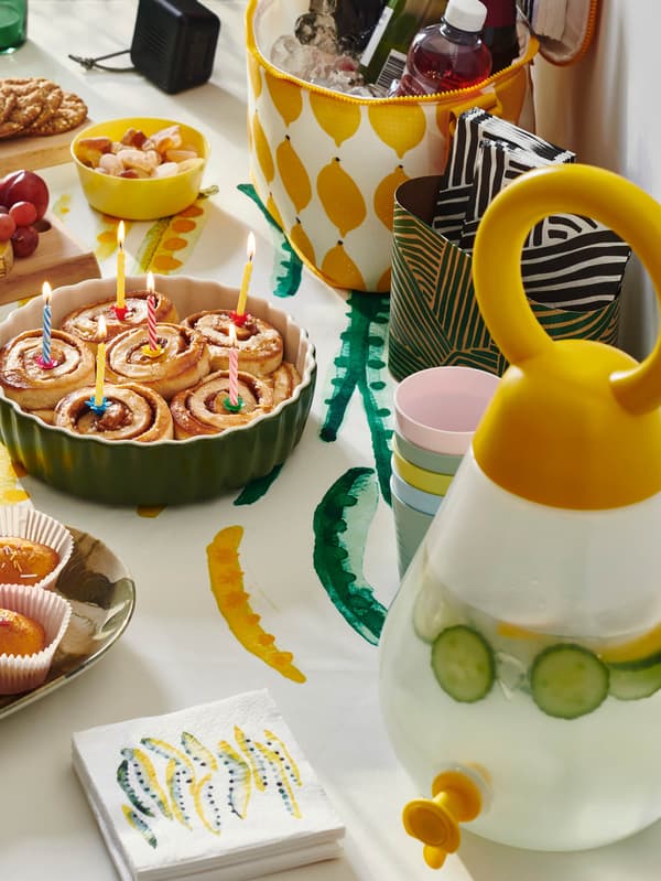 Na stole stojí nádoba s kohútikom NÄBBFISK, poháre KALAS a forma NÄBBFISK plná škoricových hniezd.