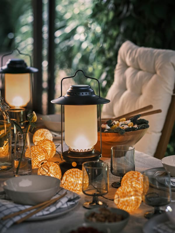 Na stole sú stolové LED lampy STORHAGA a svetelná LED reťaz SOLVINDEN.