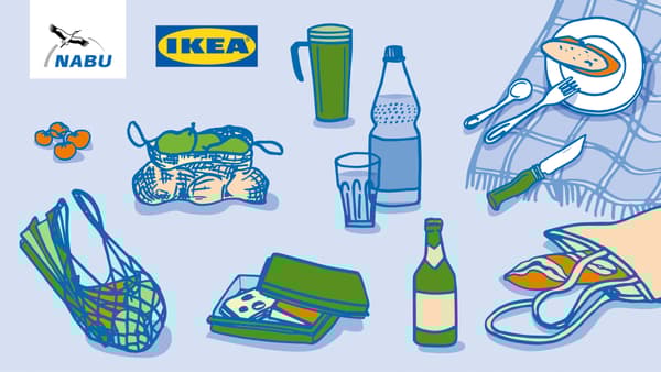 NABU – IKEA: gezeichnetes Bild von Jule Roschlau mit Mehrweg-Möglichkeiten. Brotdose, Mehrwegflaschen, Jutebeutel, Einkaufsnetz