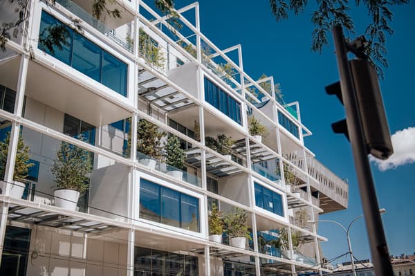 Nachhaltiges Gebäudekonzept mit bepflanzten Terrassen – Urban Gardening bei IKEA Wien Westbahnhof.


