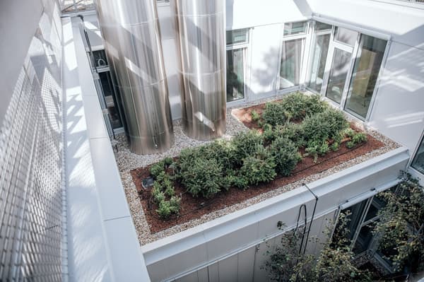 Nachhaltiges Innenhof-Design bei IKEA mit integrierten Pflanzenbeeten – grüne Lösungen für urbane Räume.