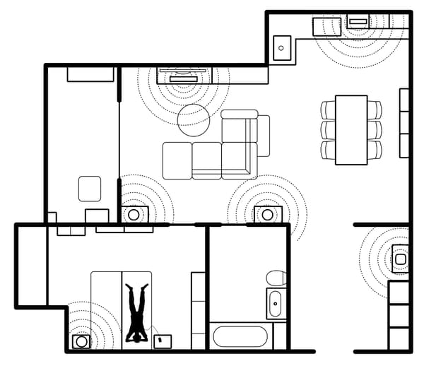 Nacrt doma s različito postavljenim zvučnicima u prostorijama, ilustrovanih simbolima za zvučne talase.