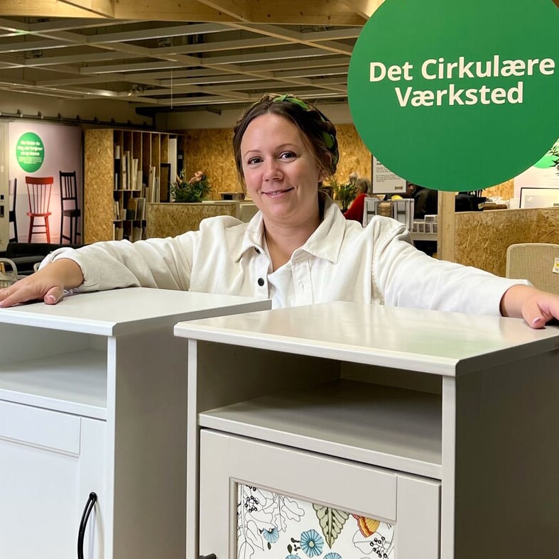 Nadia Zinck maler en køkkenlåge grøn foran Cirkulär i et IKEA varehus.