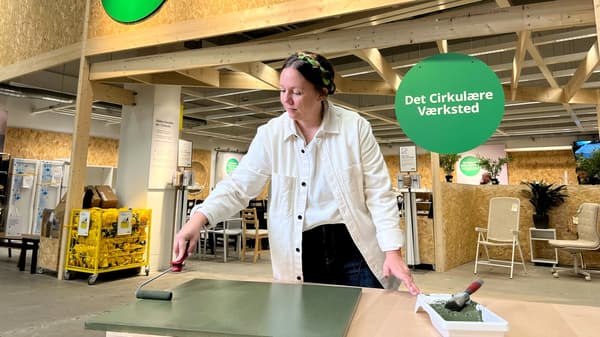 Nadia Zinck maler en køkkenlåge i IKEA Cirkulär.